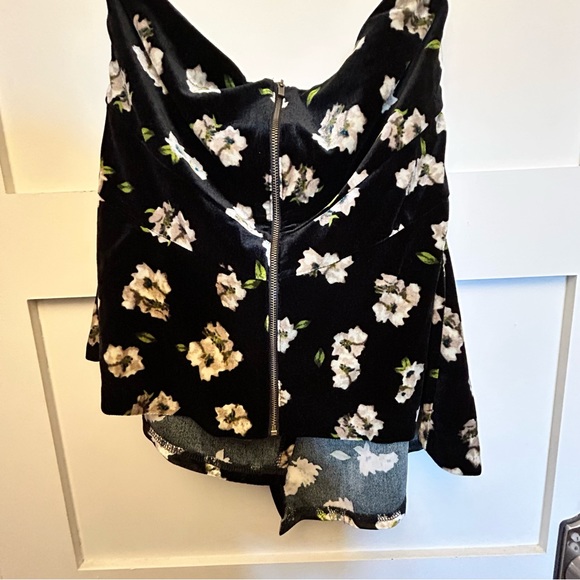 RW&CO Velour Strapless asymmetrical floral top - Picture 2 of 3
